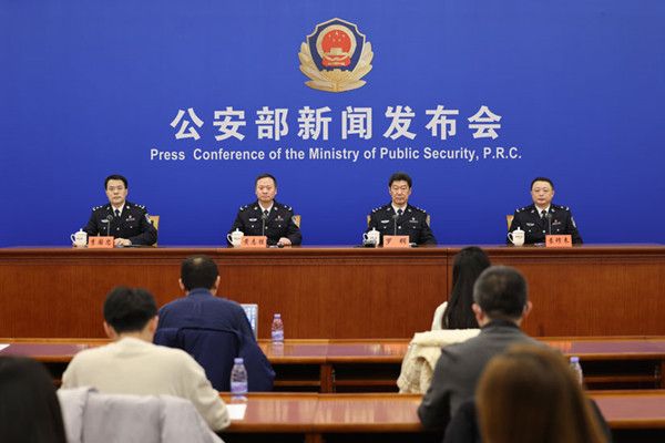 電梯燈帶定制全攻略：打造安全、美觀與智能兼?zhèn)涞拇怪笨臻g照明